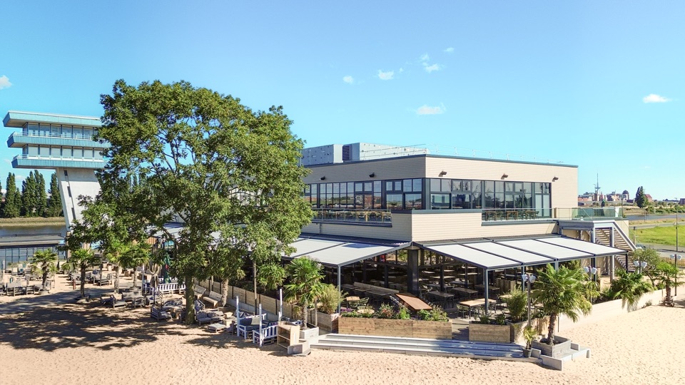 Markise über Restaurantterrasse am Meer — Sintesi by HELLA